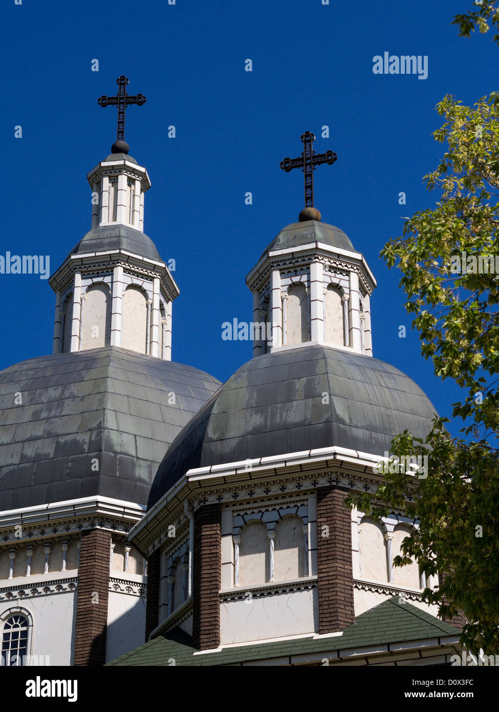 Deux dômes avec croix. Deux coupoles surmontées de croix de fer au sommet de la cathédrale catholique ukrainienne à Edmonton. Banque D'Images