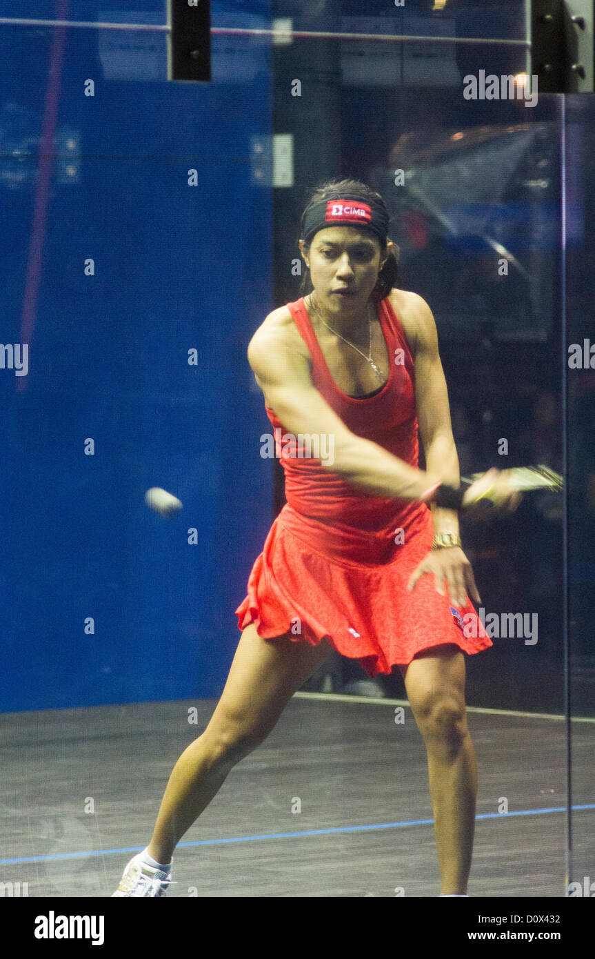 Finale femmes de Cathay Pacific Sun Hung Kai Hong Kong financière Squash Open 2012- 2 déc, 2012. Nicol David vs Camille Serme. Banque D'Images