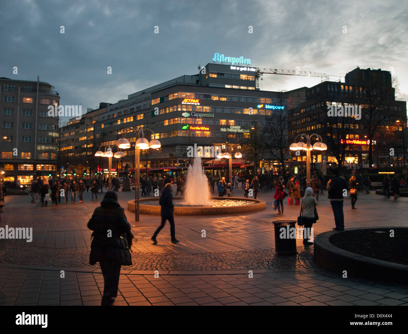 Place à l'extérieur de la station de métro Nationaltheatret dans le centre d'Oslo en Norvège, l'heure de pointe du soir, les usagers et la fontaine Banque D'Images