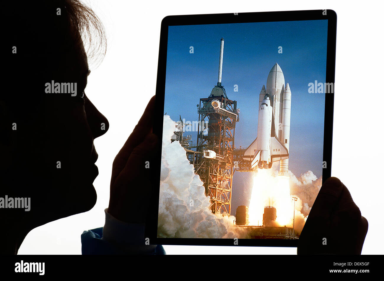 Ingénieur femme avec la NASA navette en photo sur tablette numérique Banque D'Images