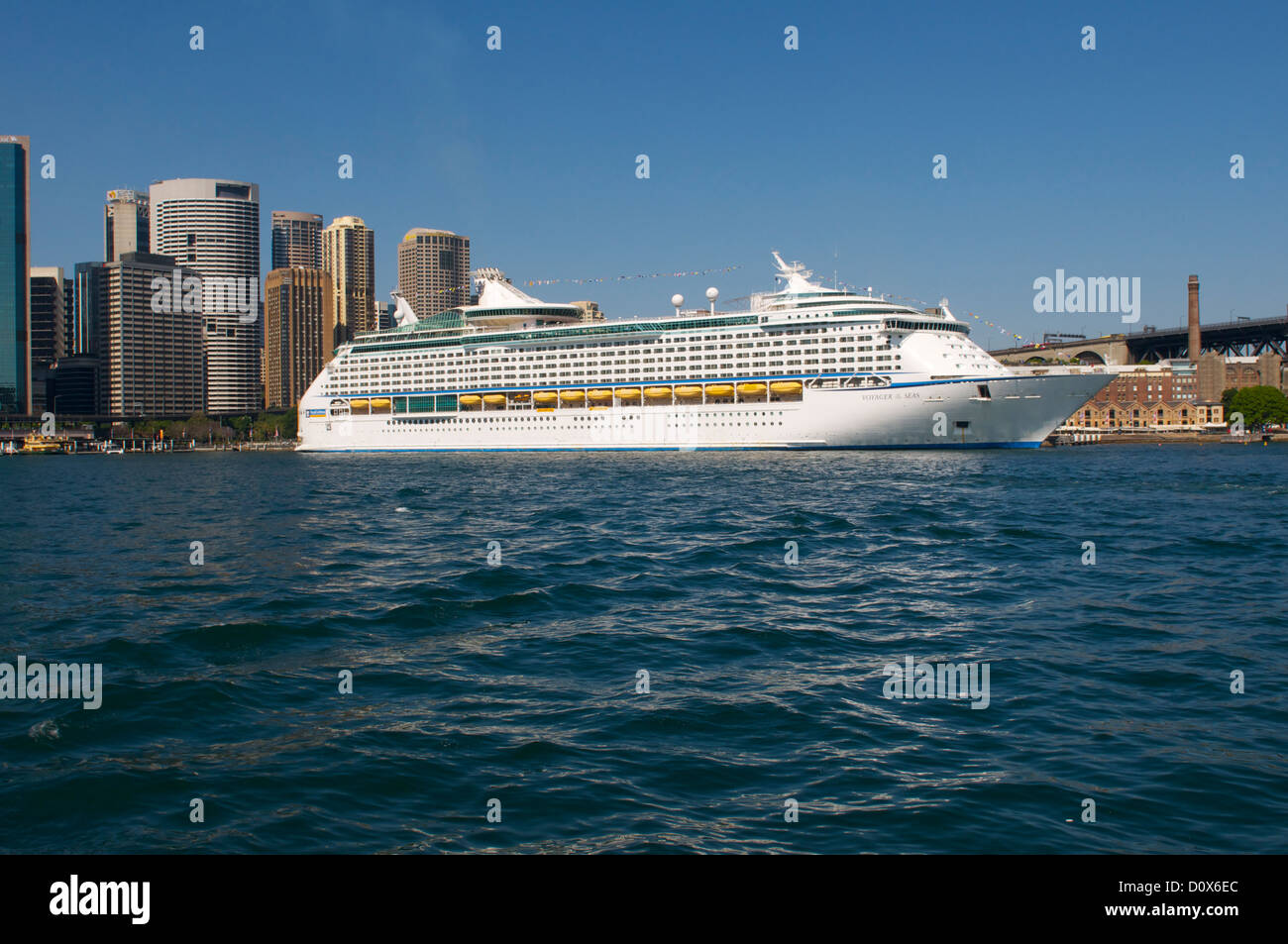 Un paquebot de croisière "Voyager of the Seas" à quai à Circular Quay Sydney Australie Banque D'Images