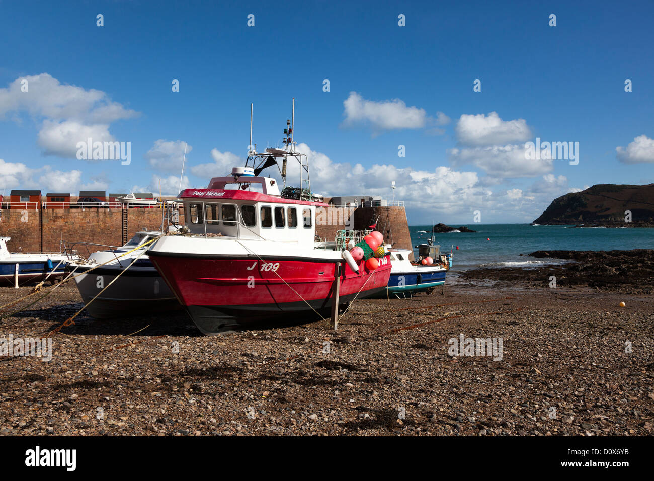 Des bateaux de pêche à marée basse, port de Bonne Nuit, Jersey côte Nord, îles Anglo-Normandes, Royaume-Uni Banque D'Images