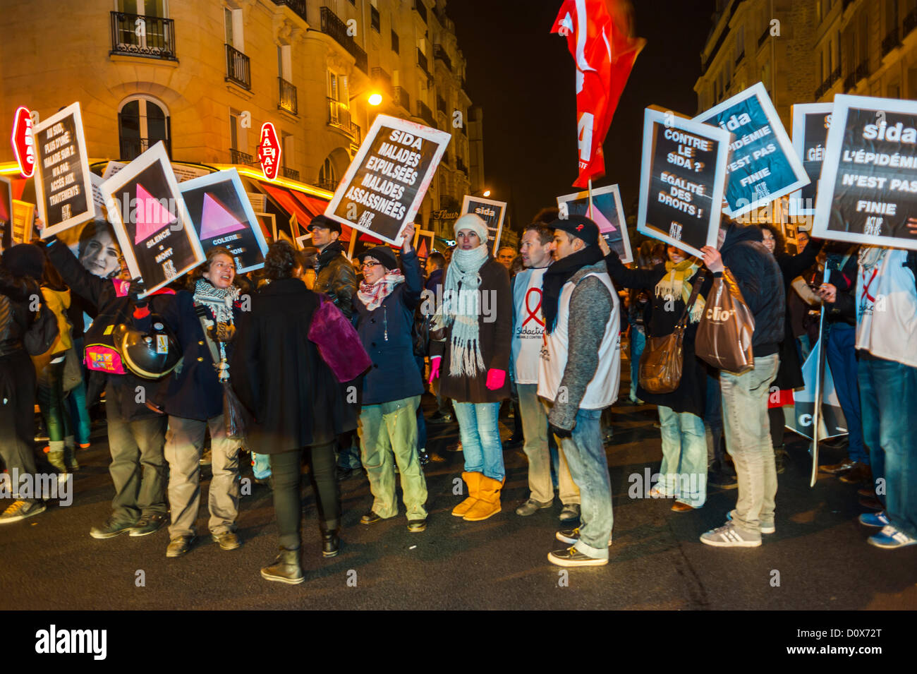 Paris, France, les militants du SIDA d'ACT Up Paris, à l'Association public Demonstration, pour le 1er décembre, événements de la Journée mondiale du SIDA, une foule tenant des signes de protestation du SIDA militante sur la rue, les droits de l'homme de soins de santé Banque D'Images