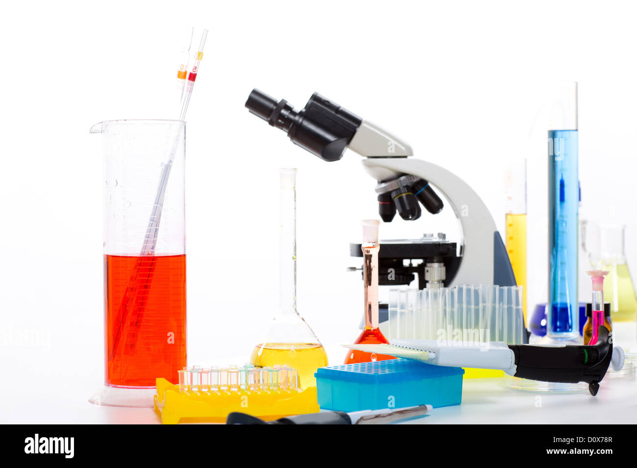 Laboratoire de chimie avec microscope pipette jaugée de tube à essai