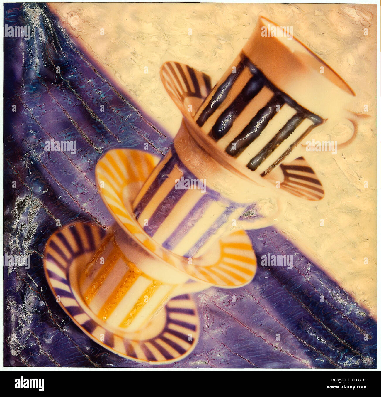 Expresso 3 tasses et soucoupes empilées, polaroid SX-70 manipulation, ©mak Banque D'Images