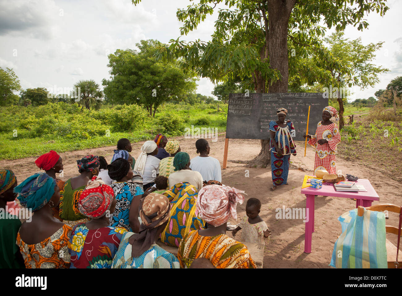 Les femmes apprennent à lire et à écrire dans un cours pour adultes dans la région de Doba, au Tchad, en Afrique. Banque D'Images