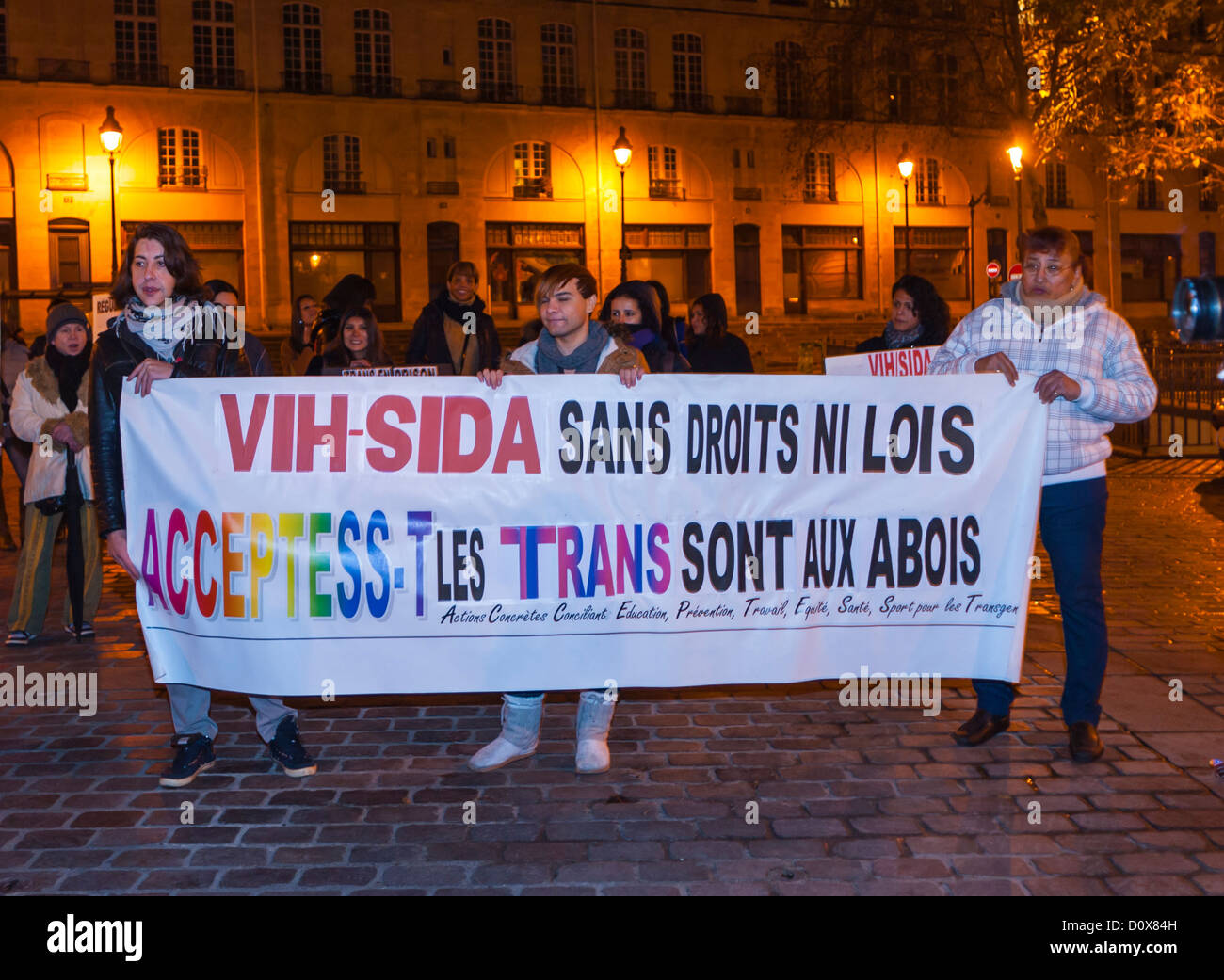Paris, France, Groupe de militants du sida d'Acceptess-T, une association transgenre, manifestation publique, pour décembre 1, Journée mondiale du sida manifestations manifestants brandissant des banderoles Banque D'Images