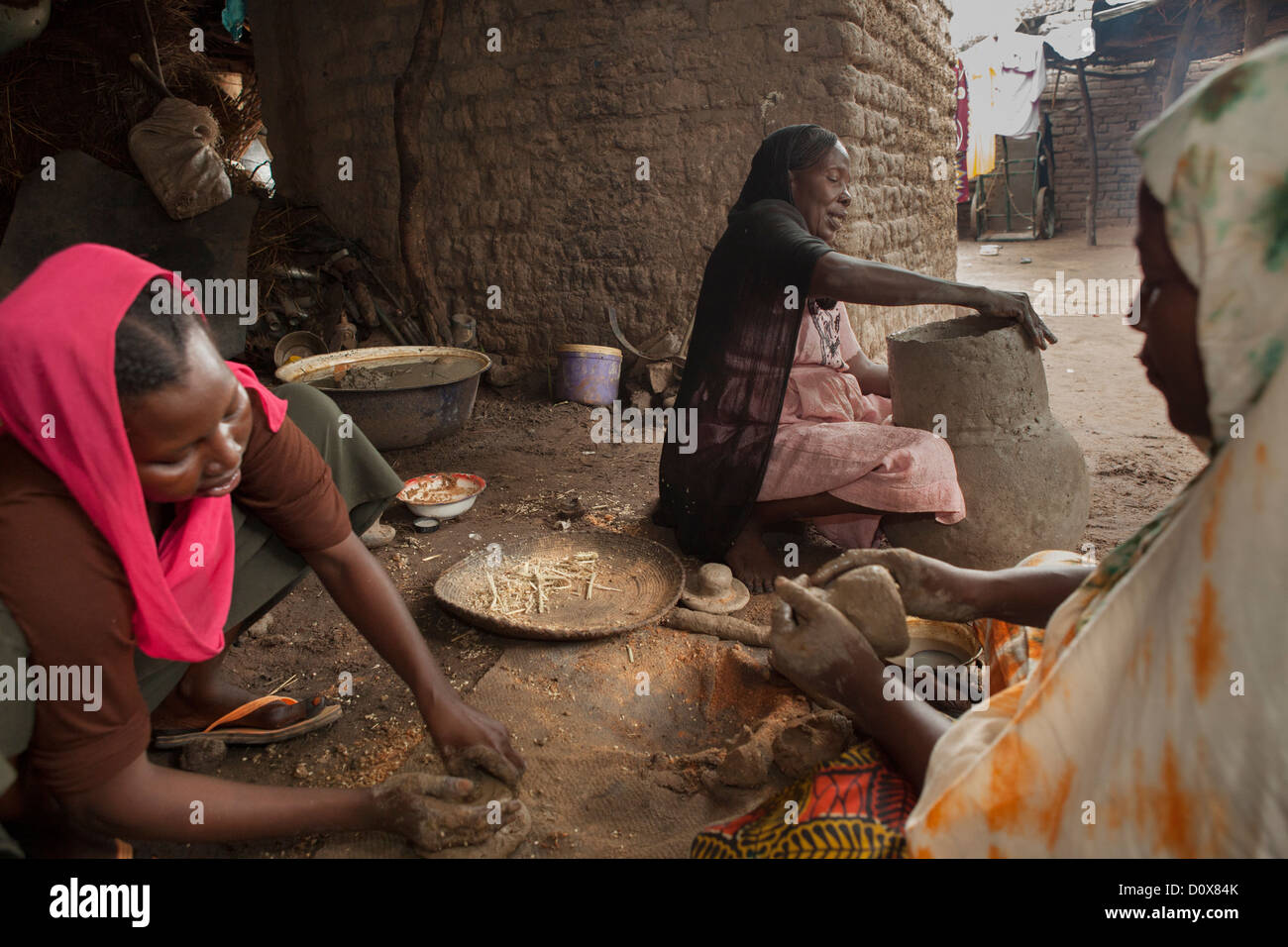 Les femmes travaillent dans une coopérative de poterie de Doba, au Tchad, en Afrique. Banque D'Images