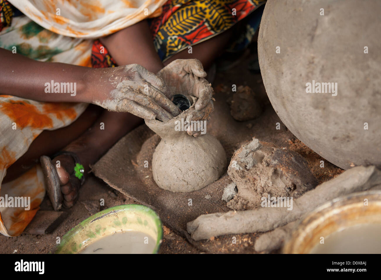 Les femmes travaillent dans une coopérative de poterie de Doba, au Tchad, en Afrique. Banque D'Images