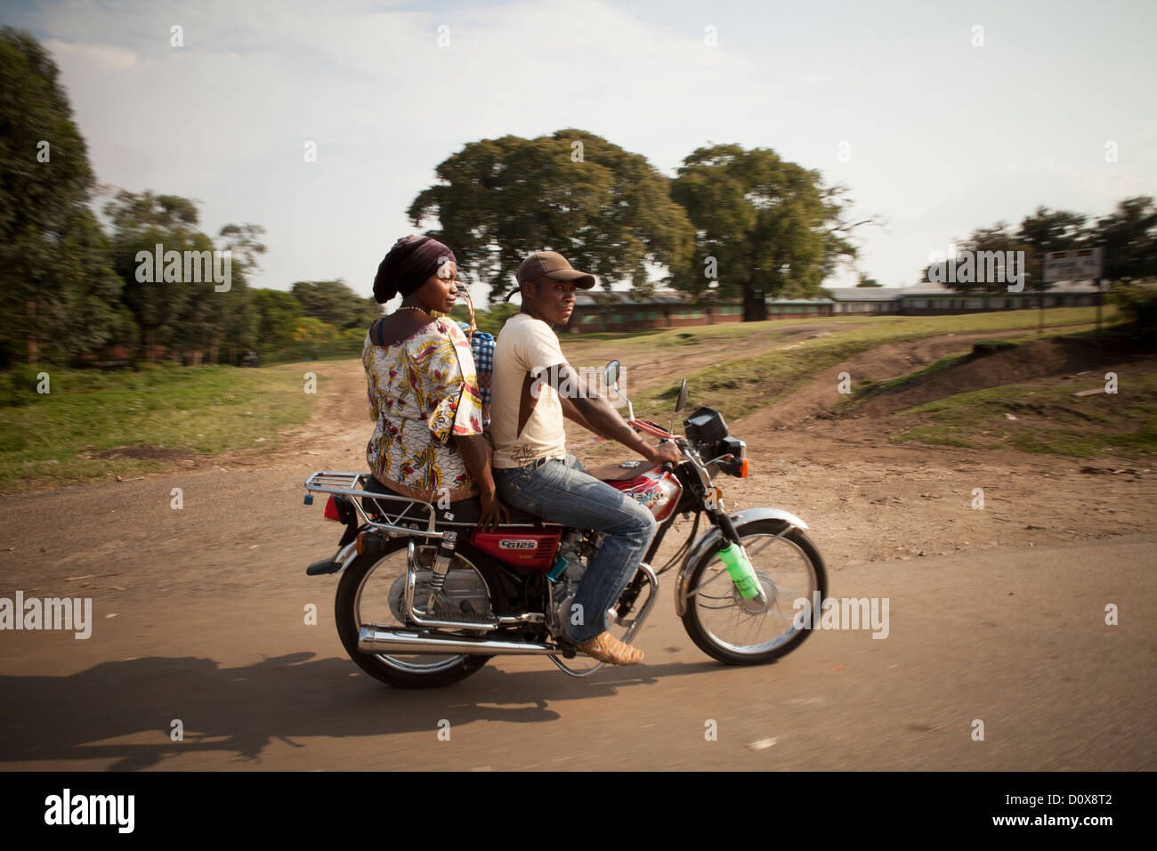 Moto taxi en afrique Banque de photographies et d'images à haute résolution  - Alamy