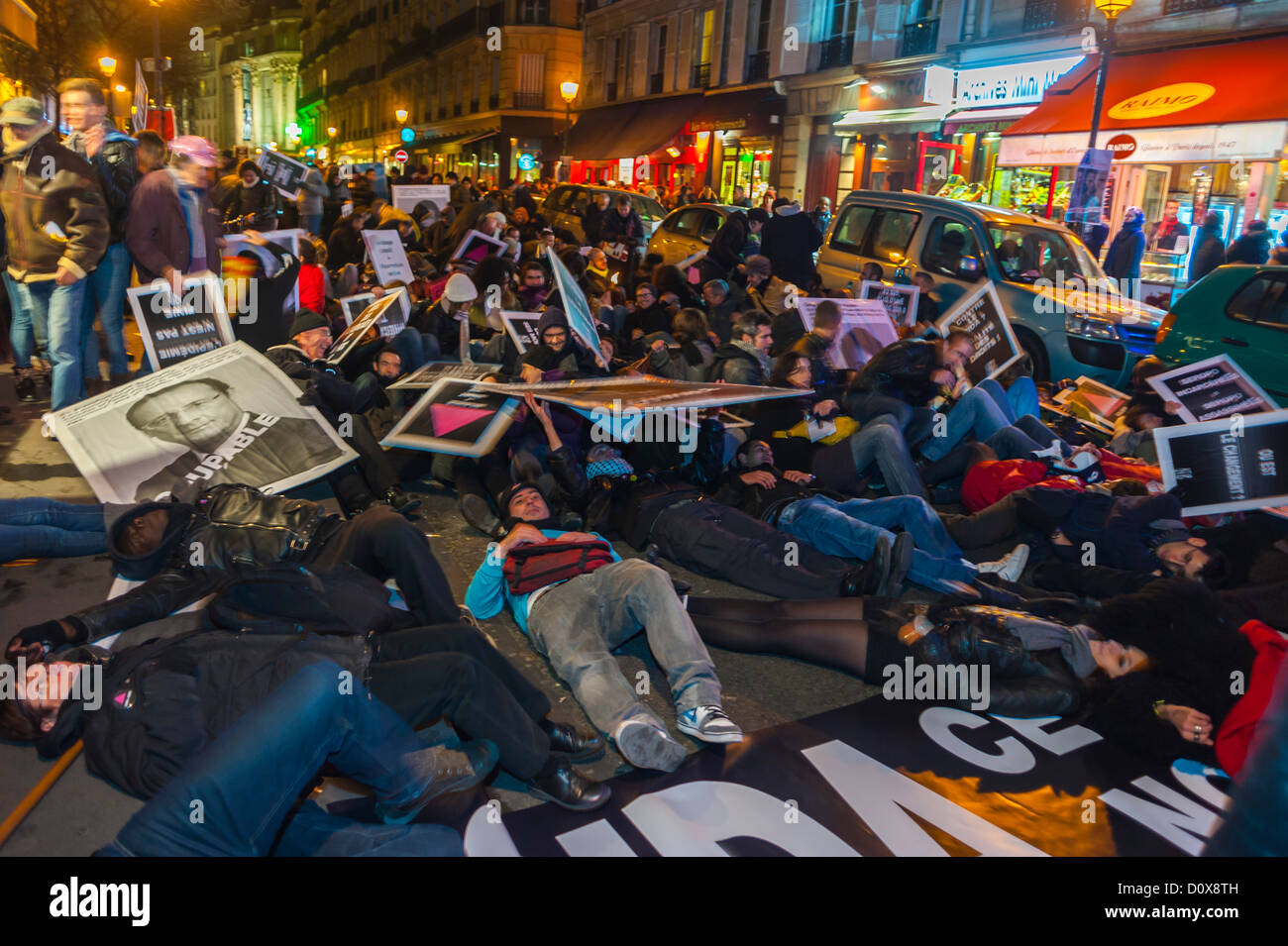 Paris, France, les militants du SIDA d'ACT Up Paris, à l'Association public Dismanifestation, pour le 1er décembre, les manifestations de la Journée mondiale du SIDA, la foule Die-in dans la rue protestant dans le quartier du Marais, les militants aident à protester les personnes qui traînent, les droits de la personne en matière de soins de santé Banque D'Images