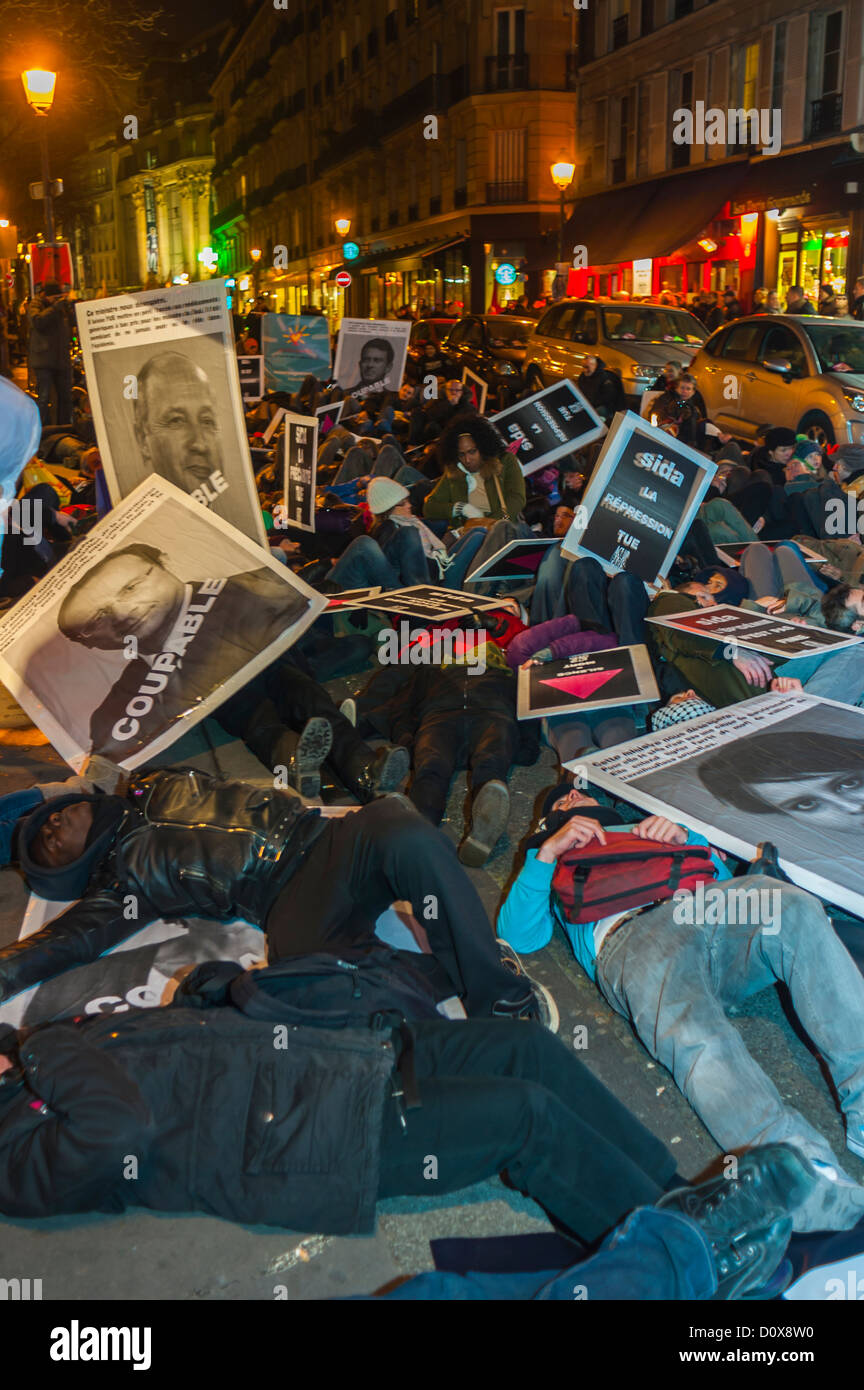 Paris, France, Militants du SIDA d'ACT Up Paris, lors de la manifestation publique de l'Association, pour le 1er décembre, événements de la Journée mondiale du SIDA, Foule Die-in sur la rue protestant dans le quartier du Marais, protestant militant contre les gens mentant Banque D'Images