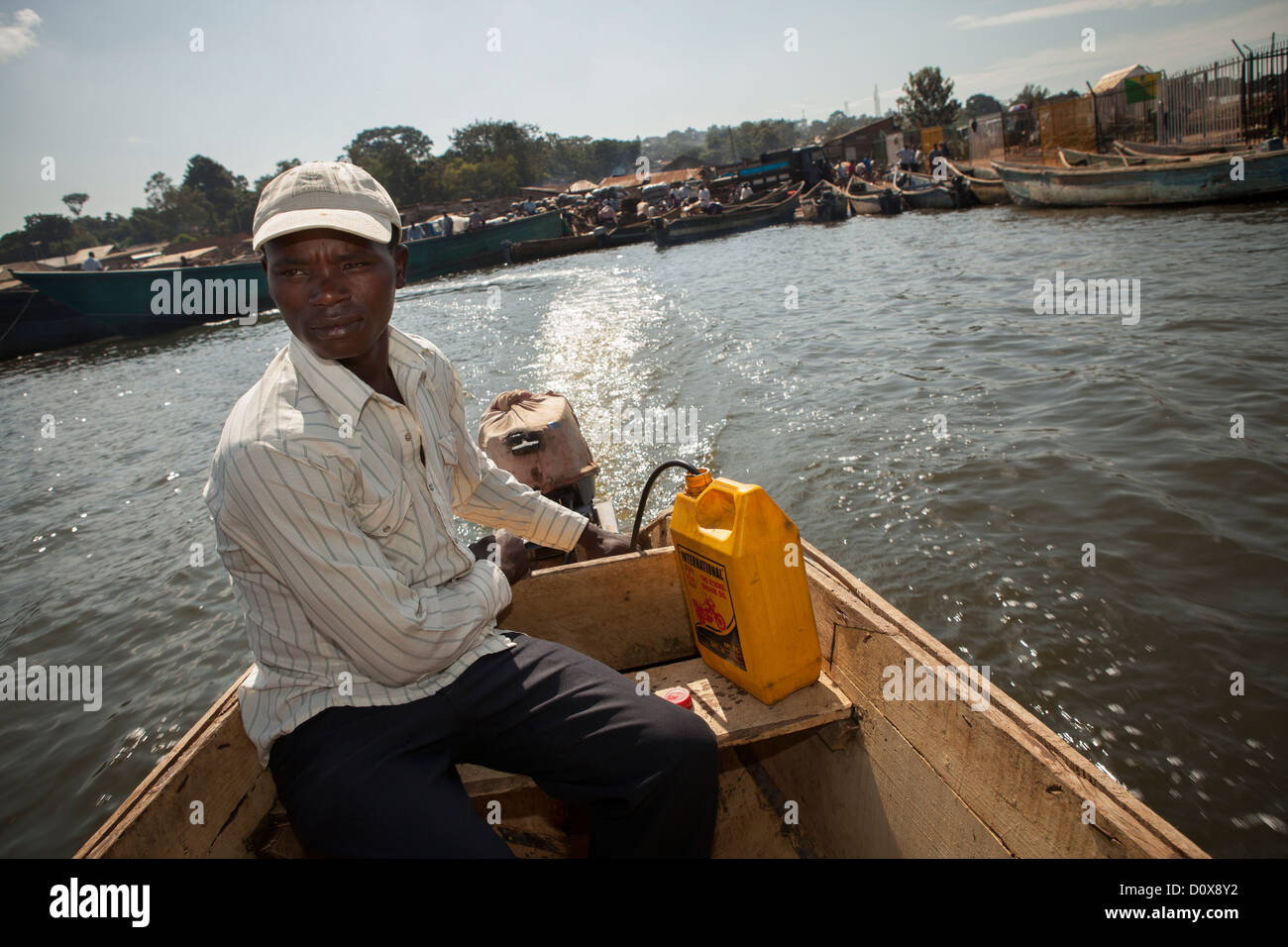 Un Pecheur Voiles D Entebbe A Bussi Island Sur Le Lac Victoria En Ouganda En Afrique De L Est Photo Stock Alamy