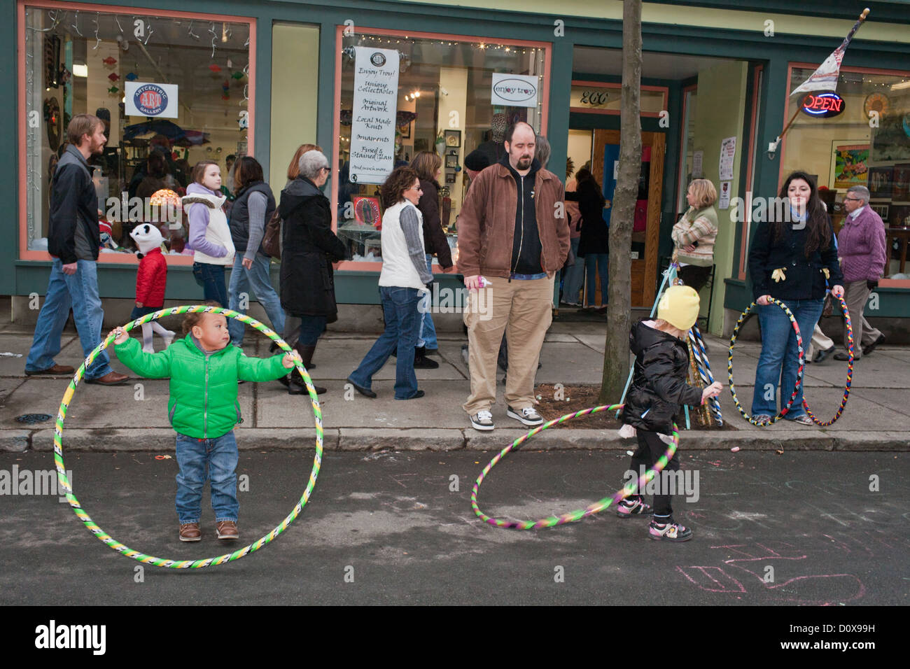 Les enfants jouent avec des cerceaux, parents, au festival de rue, Troy, New York State Banque D'Images