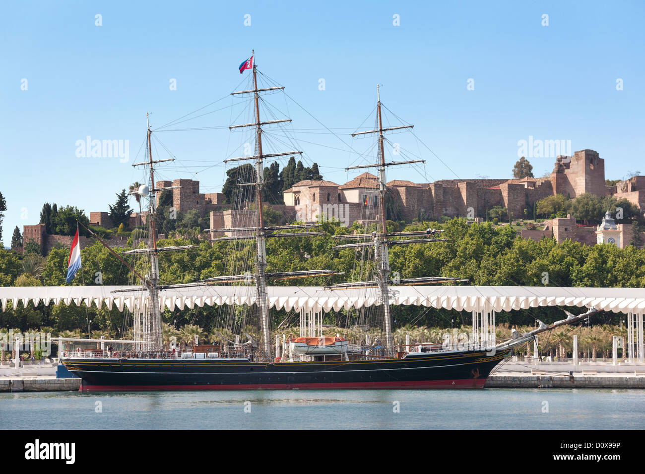 Malaga Alcazaba et moderne port boulevard promenade Palmeral de las Sorpresas w clipper Stad Amsterdam voilier de croisière Málaga Banque D'Images
