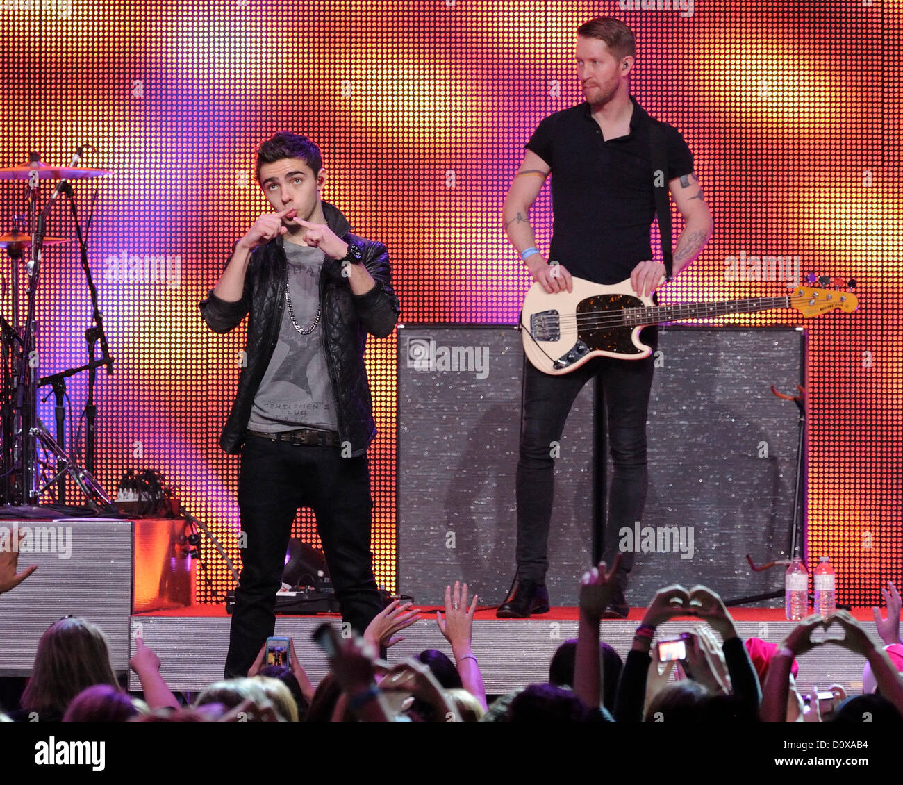 Le 2 décembre 2012. Toronto, Canada. Beaucoup présente les grandes vacances du Jingle - Canada concert événement au Centre Air Canada. En photo, la bande de garçon English-Irish voulait, Nathan Sykes. Crédit : n8n photo / Alamy Live News Banque D'Images