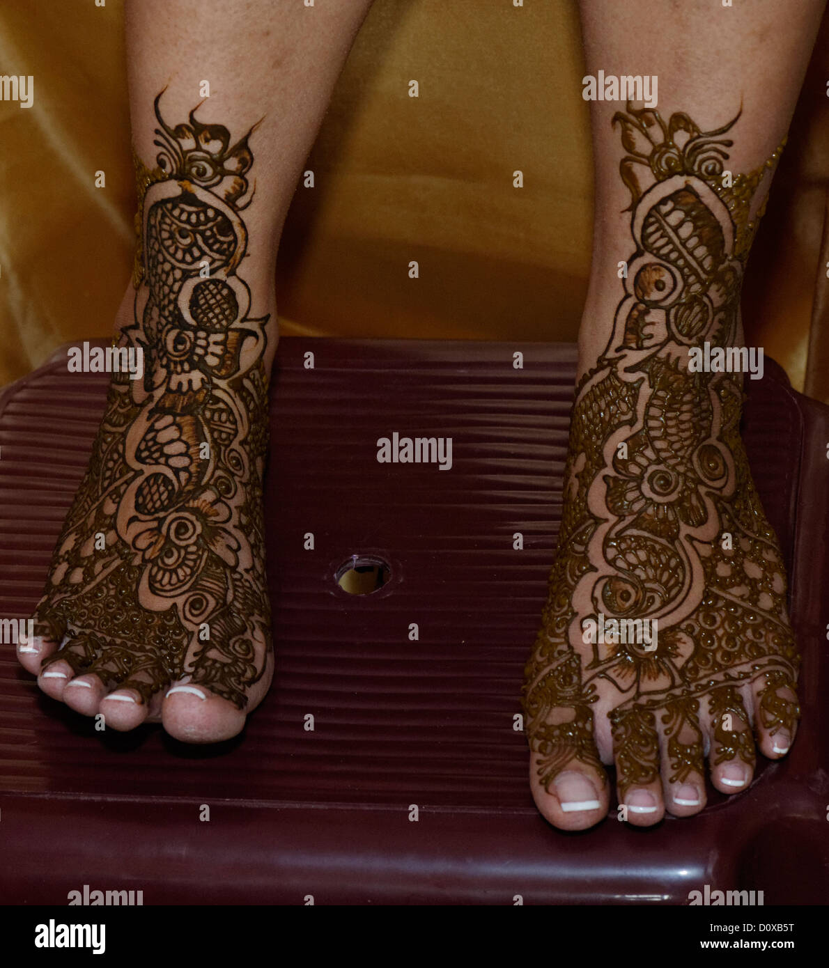 Henné traditionnel peint des motifs sur les pieds d'une bride en préparation d'un mariage hindou indien. Banque D'Images