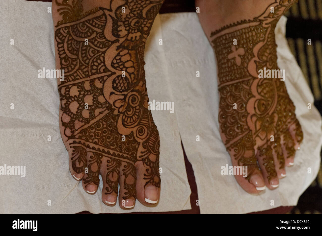 Henné traditionnel peint des motifs sur les pieds d'une bride en préparation d'un mariage hindou indien. Banque D'Images