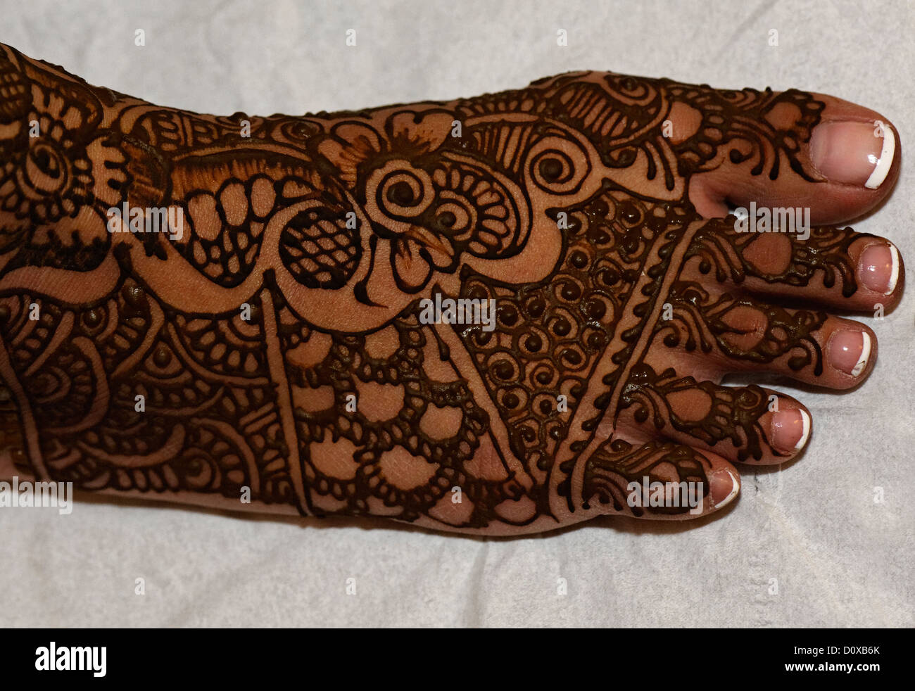 Les modèles henné traditionnel peint sur le pied d'une bride en préparation d'un mariage hindou indien. Banque D'Images