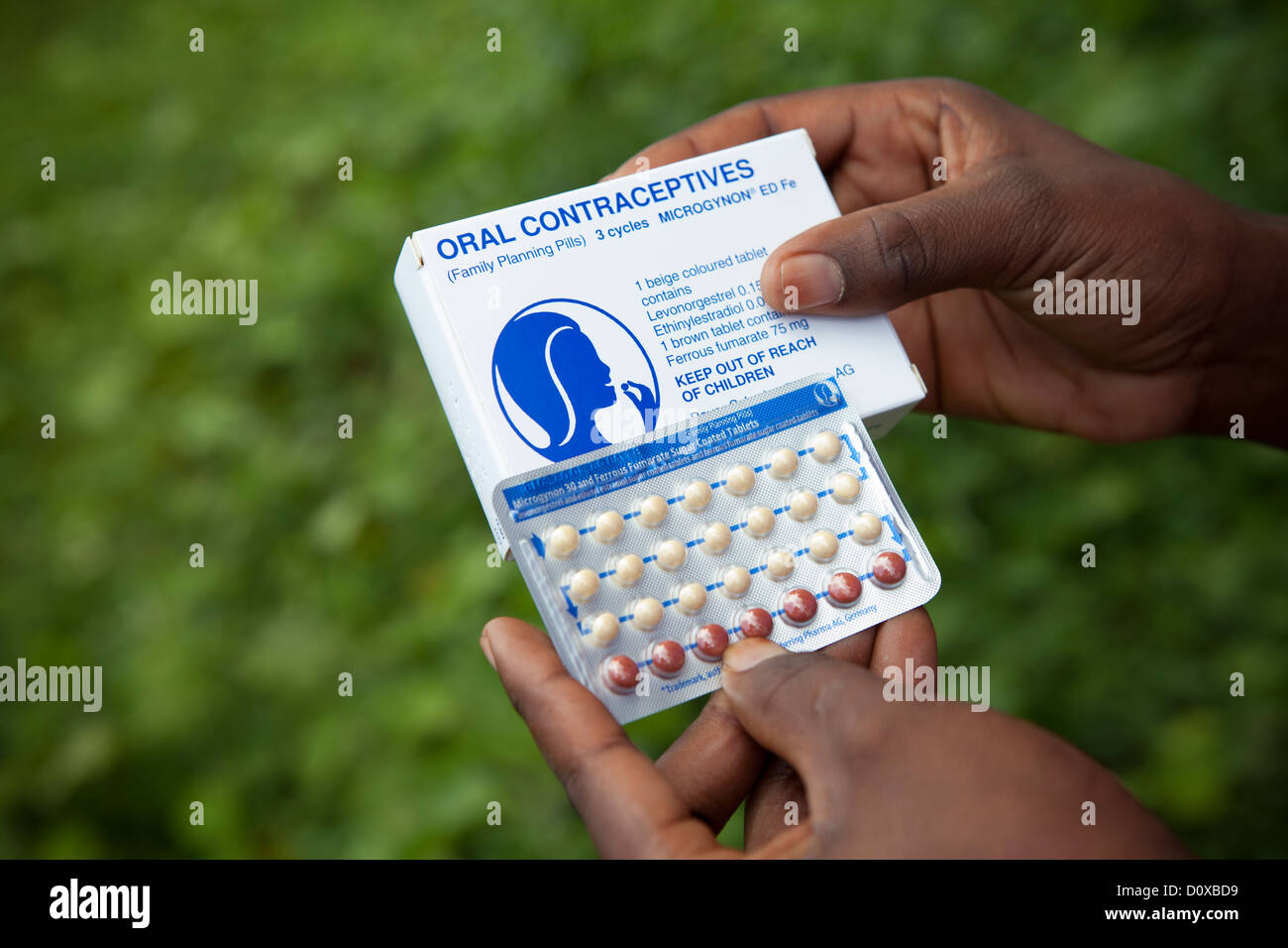 Une infirmière prescrit des contraceptifs par voie orale dans un centre de santé sur l'île de Bussi, Ouganda, Afrique de l'Est. Banque D'Images