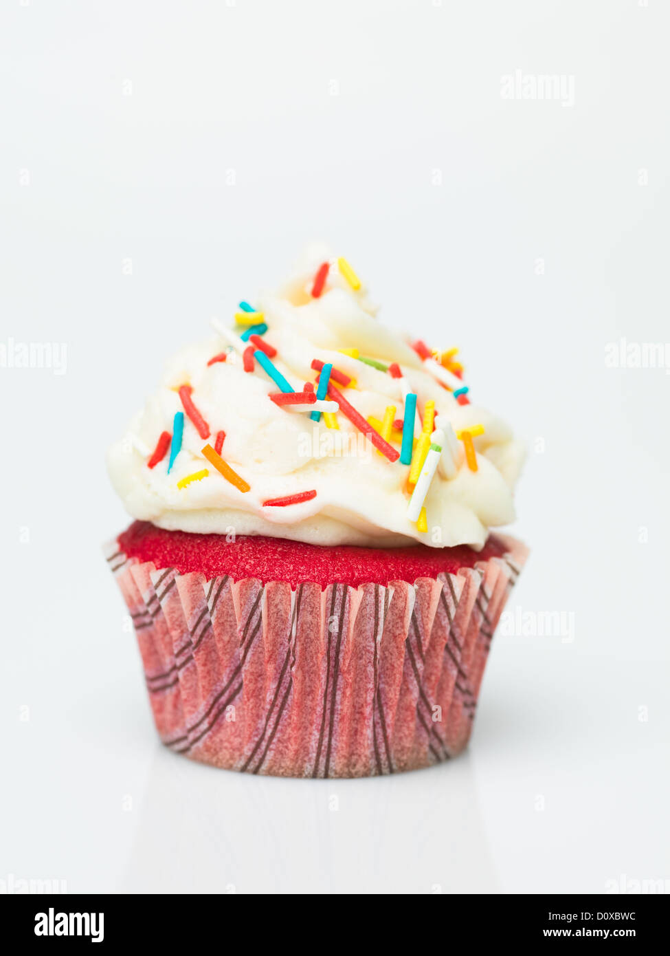 Muffin avec des bonbons détail des ornements sur fond blanc Banque D'Images