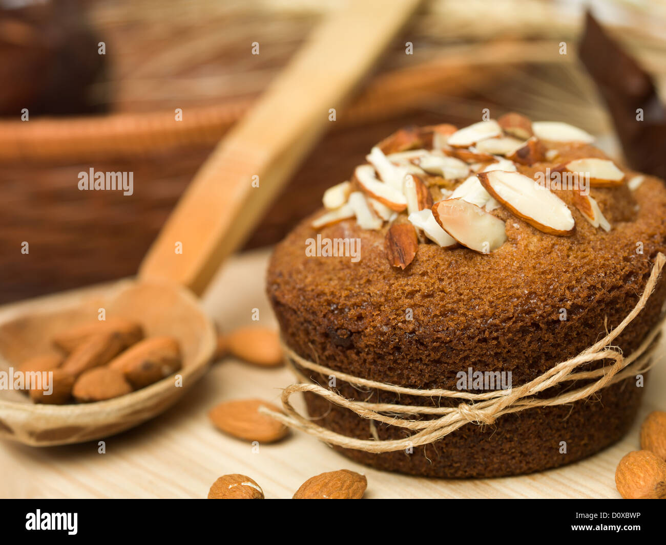 Muffin aux amandes, sur un conseil de cuisine en bois, avec une cuillère à côté wodden Banque D'Images