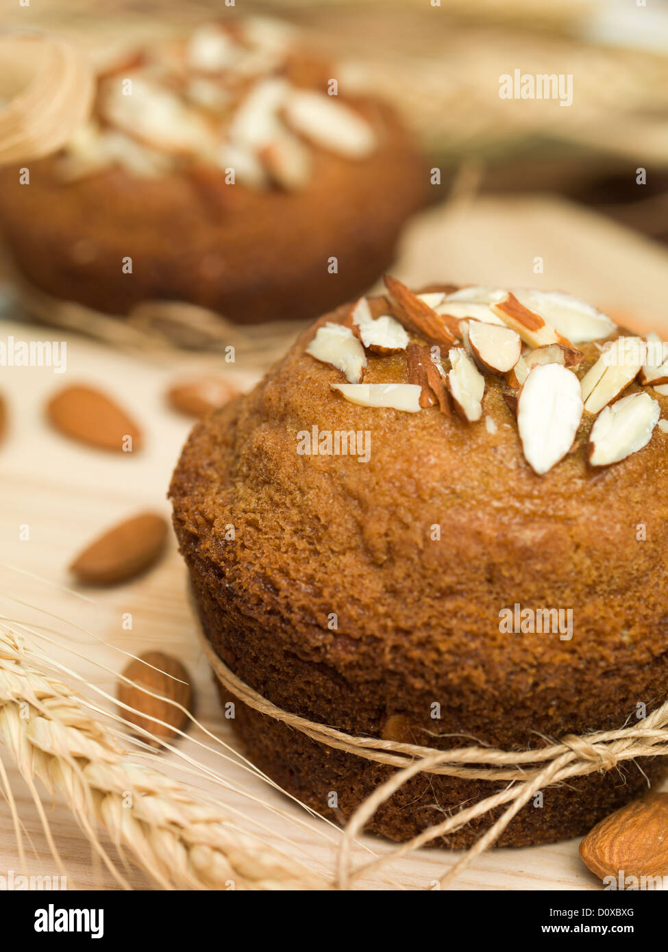 Muffin aux amandes, sur un conseil de cuisine en bois, avec une cuillère à côté wodden Banque D'Images