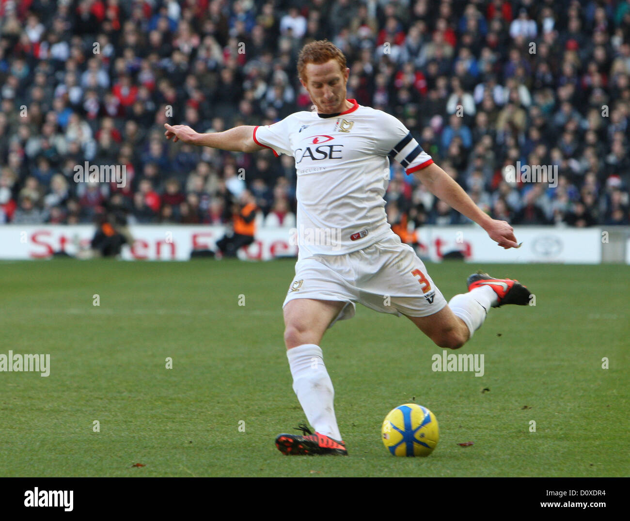 02.12.2012 Milton Keynes, Angleterre. Dean Lewington de Milton Keynes Dons en action au cours de la FA Cup avec Budweiser Deuxième ronde match entre Milton Keynes Dons ( MK Dons) et l'AFC Wimbledon de stadium:mk. Banque D'Images