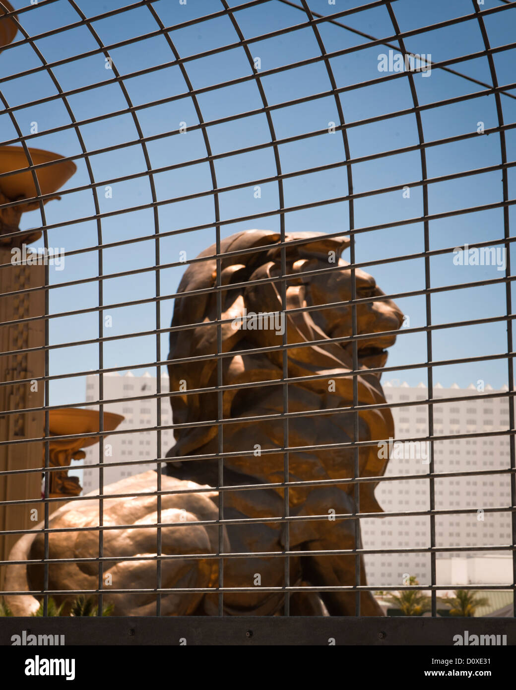 Las Vegas vu à travers la grille de la cage de prévention suicide- sur la passerelle pour piétons Banque D'Images