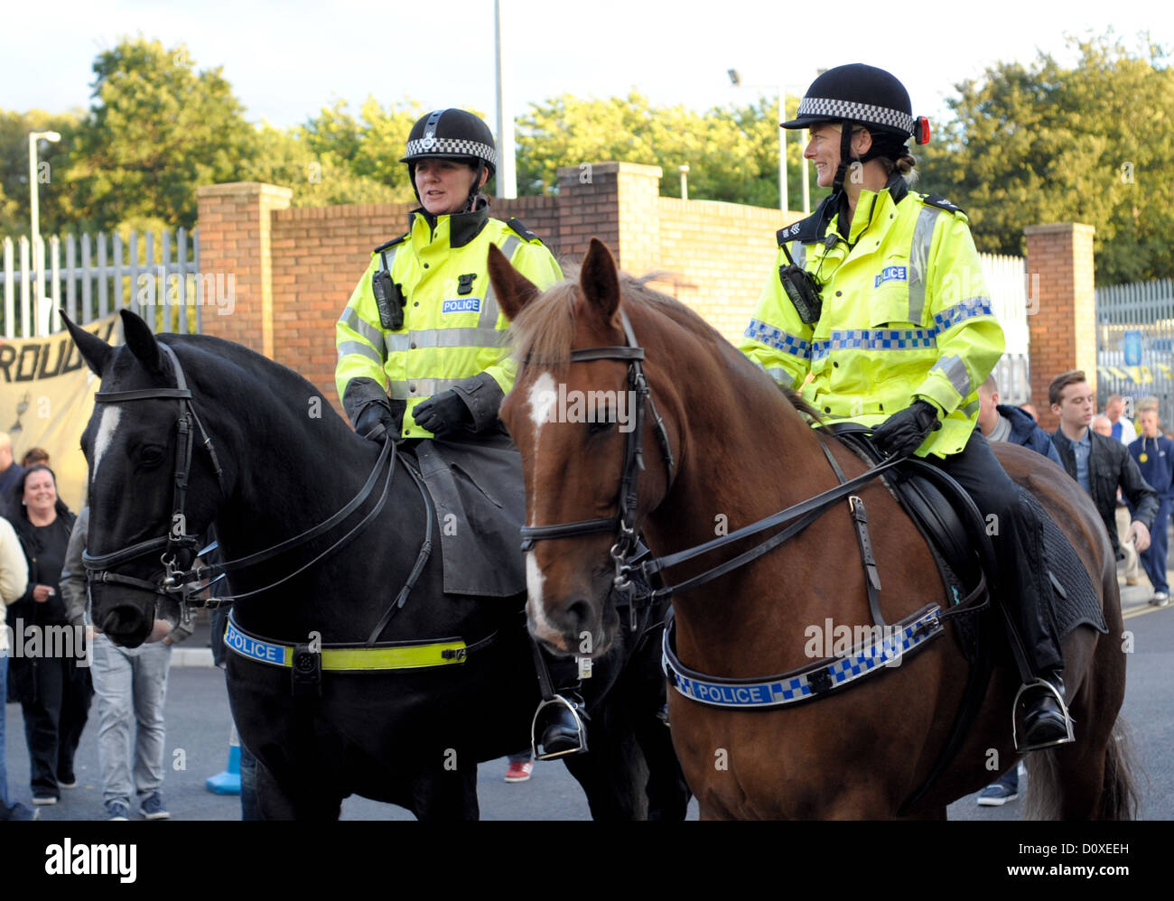 Deux femmes officiers de la police montée à l'extérieur de Goodison Park avant d'Everton v Newcastle Accueil Match de la Premier League Saison 20. Banque D'Images