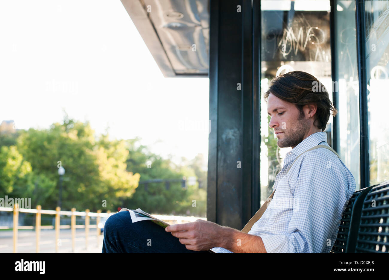 L'homme à la gare d'attente Banque D'Images