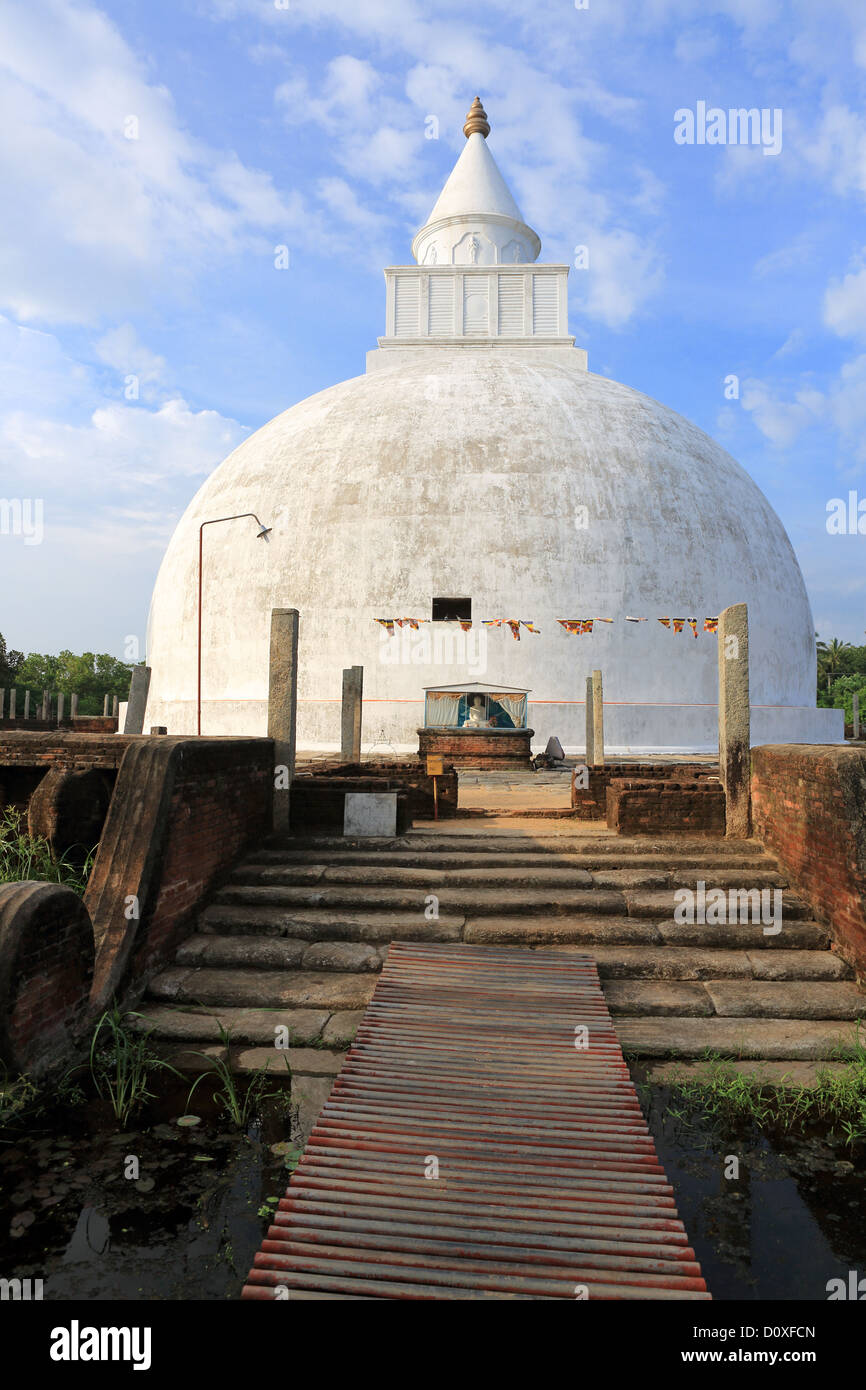 Stupa bouddhiste énorme à Hambantota, Sri Lanka. Banque D'Images