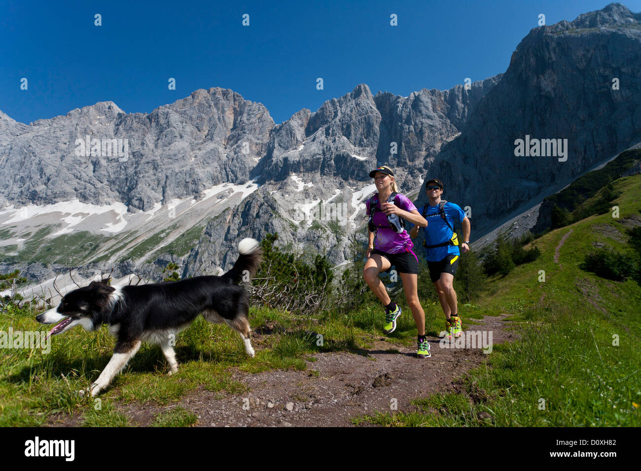 Trailrunning, Le trail running, Trail, Ramsau, Dachstein, Styrie, Autriche, couple, femme, homme, pré, courir, marcher, courir, mont Banque D'Images