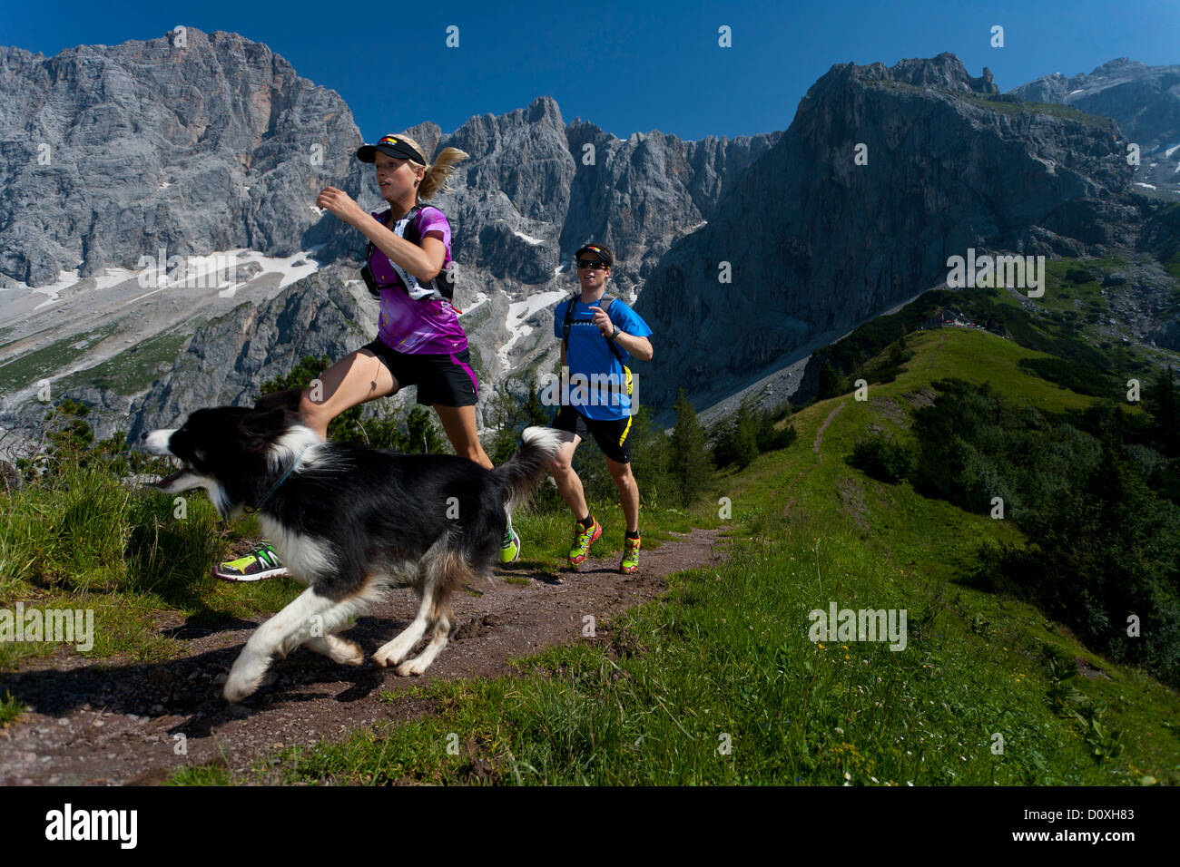 Trailrunning, Le trail running, Trail, Ramsau, Dachstein, Styrie, Autriche, couple, femme, homme, pré, courir, marcher, courir, mont Banque D'Images