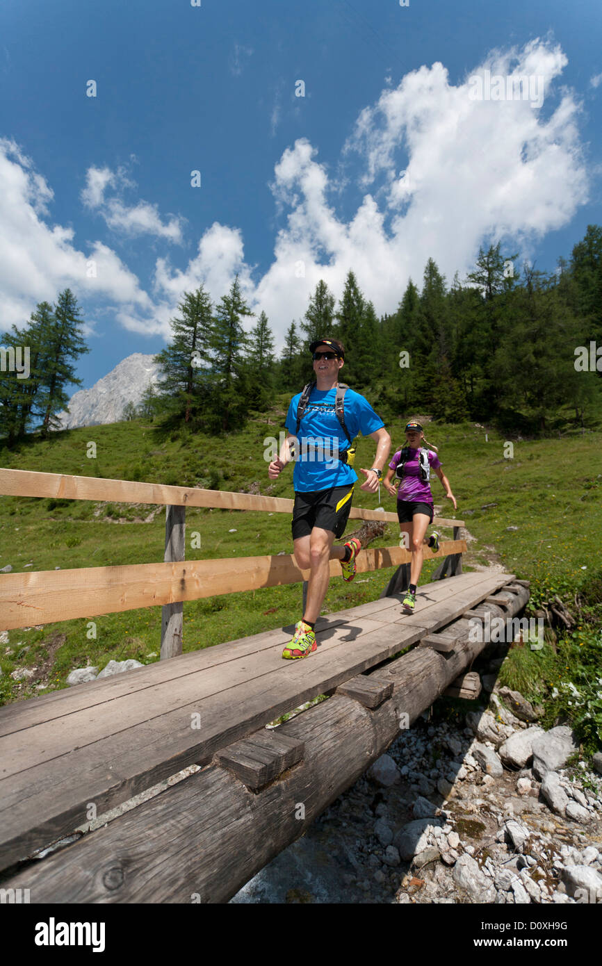 Trailrunning, Le trail running, Trail, Ramsau, Dachstein, Styrie, Autriche, couple, femme, homme, pont, courir, marcher, courir, mont Banque D'Images