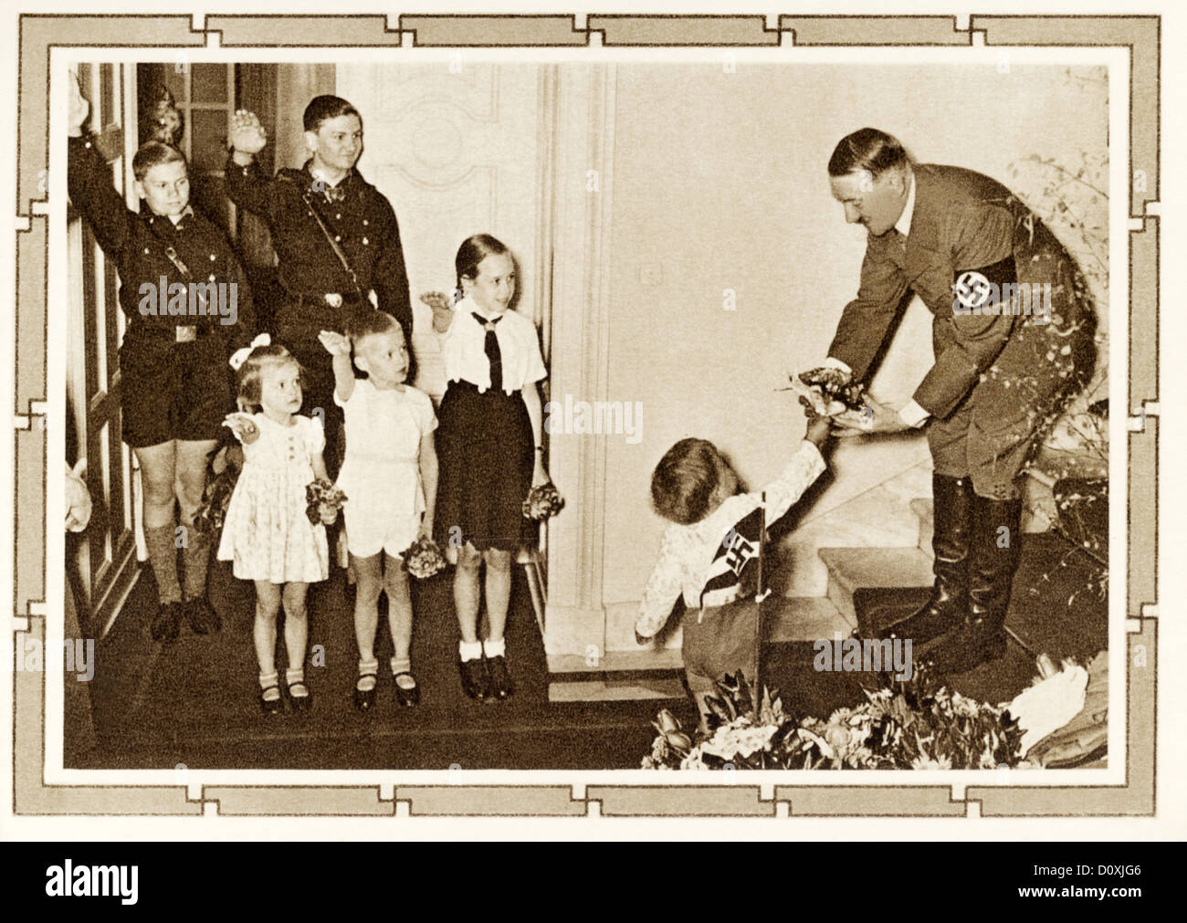 Hitler, anniversaire, enfants, Adolf Hitler, féliciter, 50, les garçons, l'uniforme, la jeunesse hitlérienne, Troisième Reich, Berlin, Allemagne, 1939 Banque D'Images