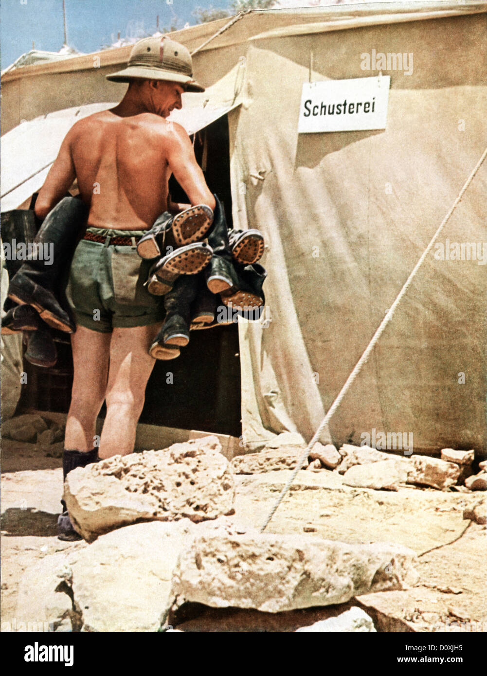 L'allemand, l'Afrique, Corps s soldat, chaussure, réparation, tente, Rommel, la seconde guerre mondiale, l'Afrique du Nord, 1942, le désert Banque D'Images