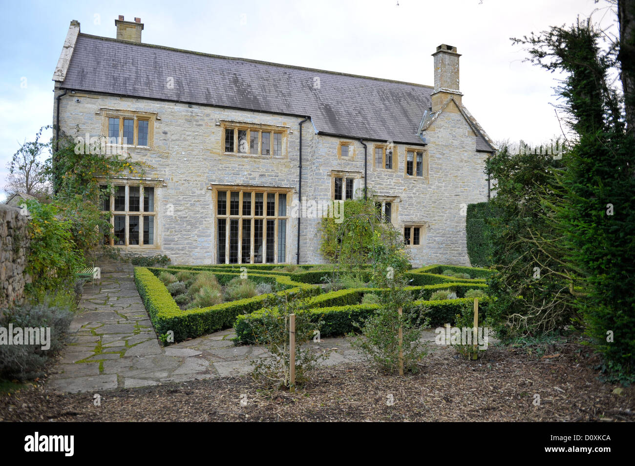 Un pays rural maison dans la campagne anglaise qui comprend des éléments architecturaux et des terrains Banque D'Images
