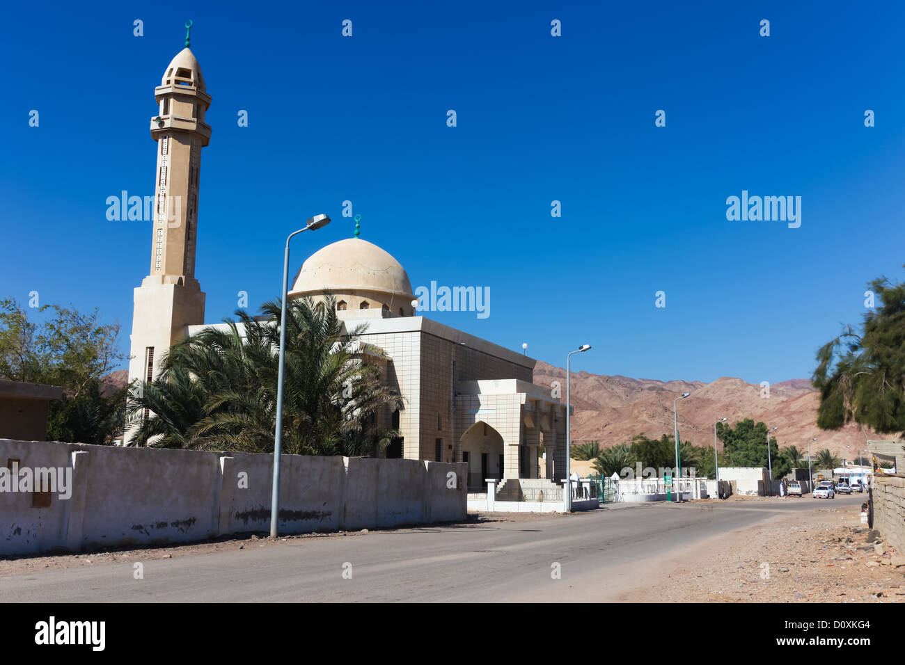 Rue passant la mosquée dans la ville touristique de Dahab. Banque D'Images