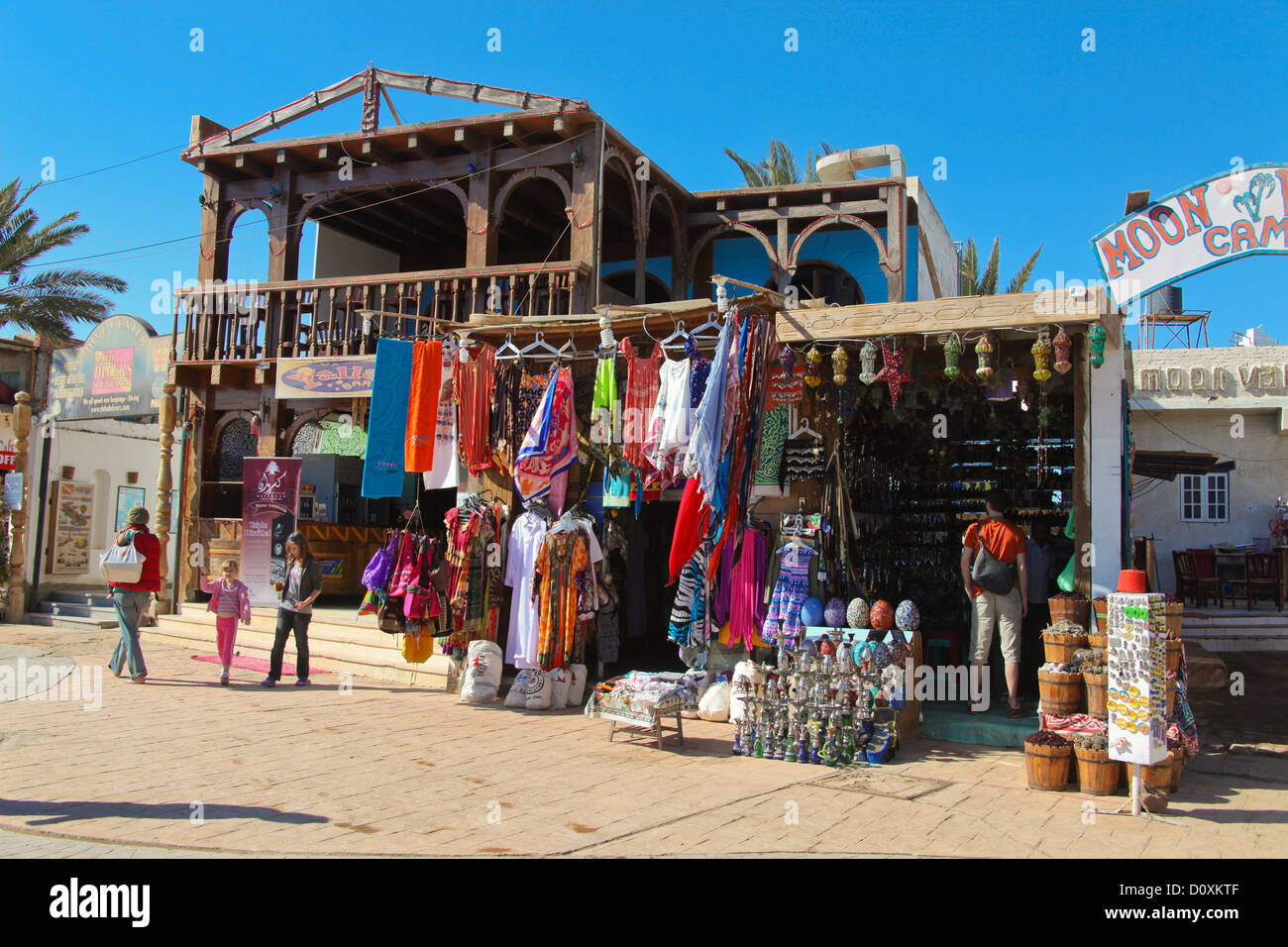 DAHAB - le 23 janvier : peu de touristes dans la boutique d'artisanat le 23 janvier 2011 à Dahab, Egypte. Banque D'Images
