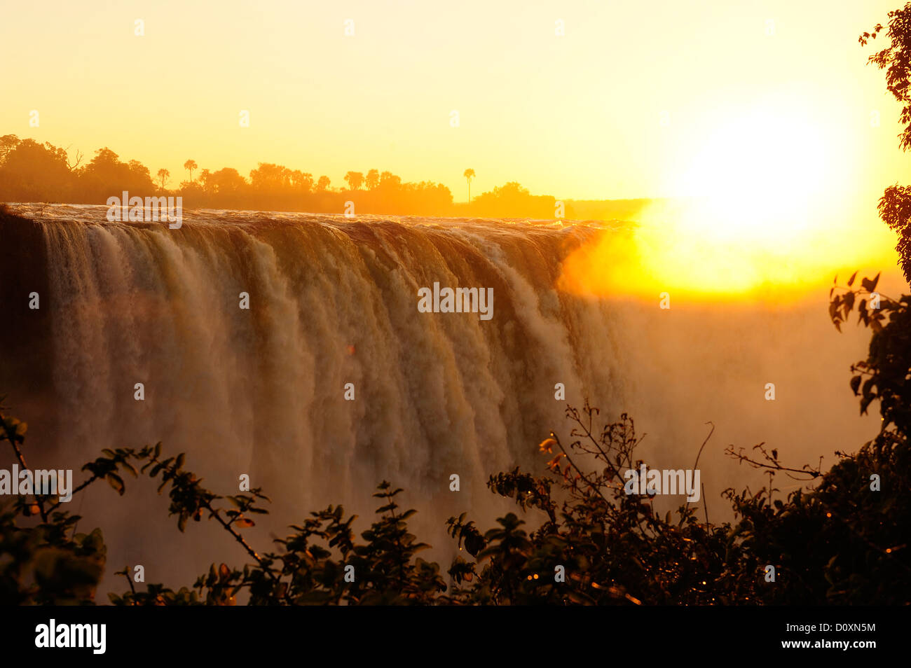 L'Afrique, le Zimbabwe, le Zambèze, fleuve, le sud de l'Afrique, les chutes Victoria, cascade, eau, canyon, gorge, soleil, coucher du soleil Banque D'Images