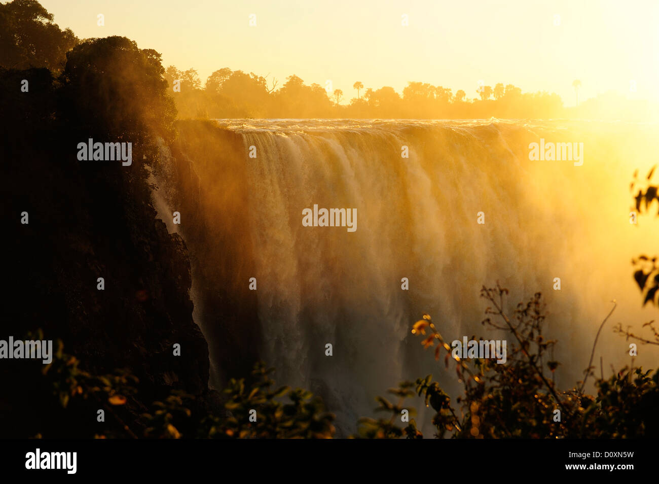 L'Afrique, le Zimbabwe, le Zambèze, fleuve, le sud de l'Afrique, les chutes Victoria, cascade, eau, canyon, gorge, soleil, coucher du soleil Banque D'Images