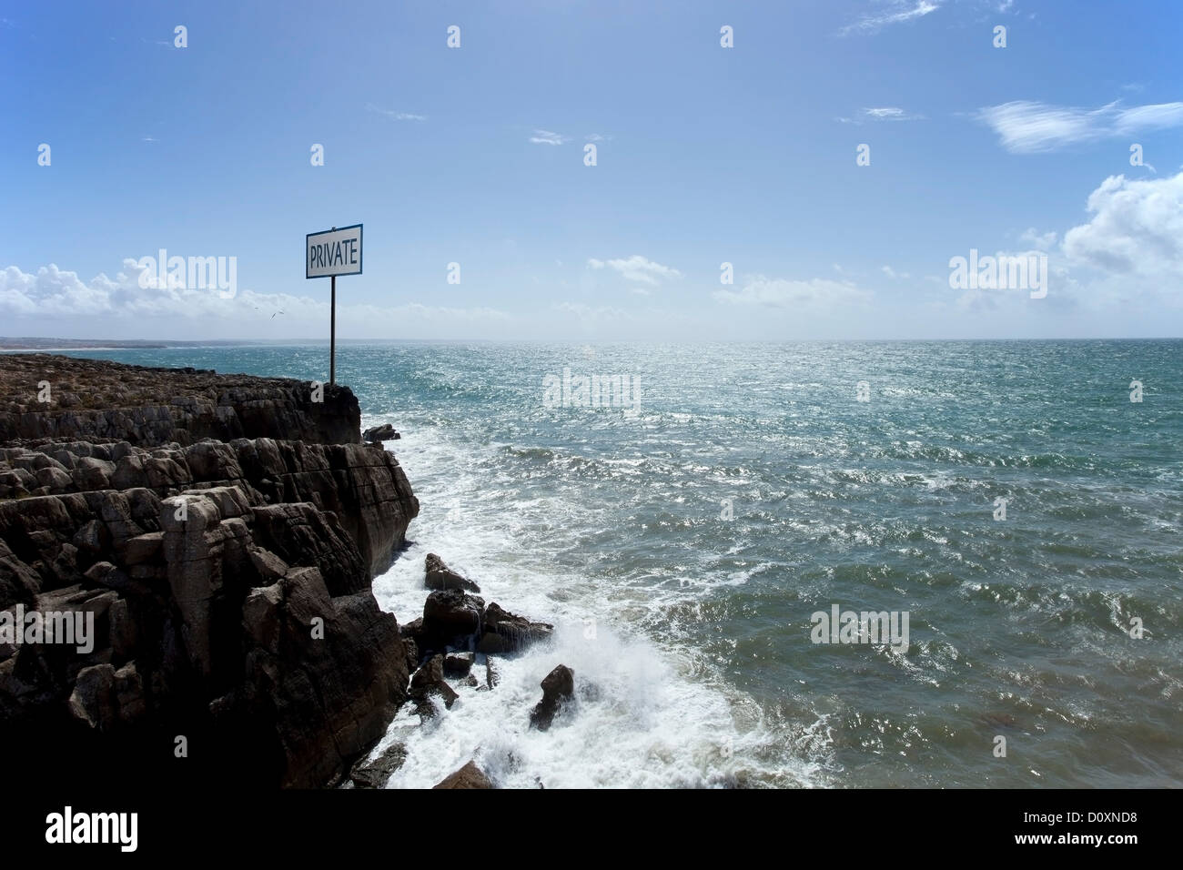 Panneau privé sur les roches par la mer, Peniche, Portugal Banque D'Images
