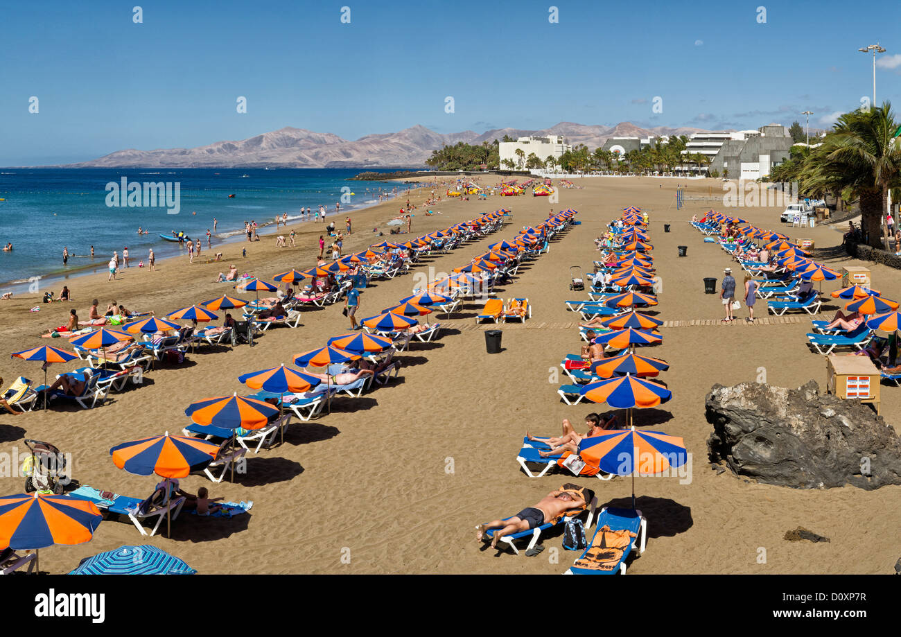 L'Espagne, Lanzarote, Puerto del Carmen, Playa Grande, paysage, eau, été, plage, mer, personnage, Canaries, Banque D'Images