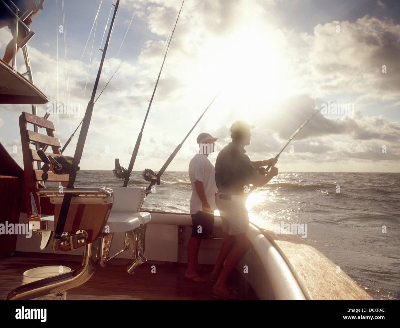 Les hommes de pêche bateau de pêche sportive Banque D'Images