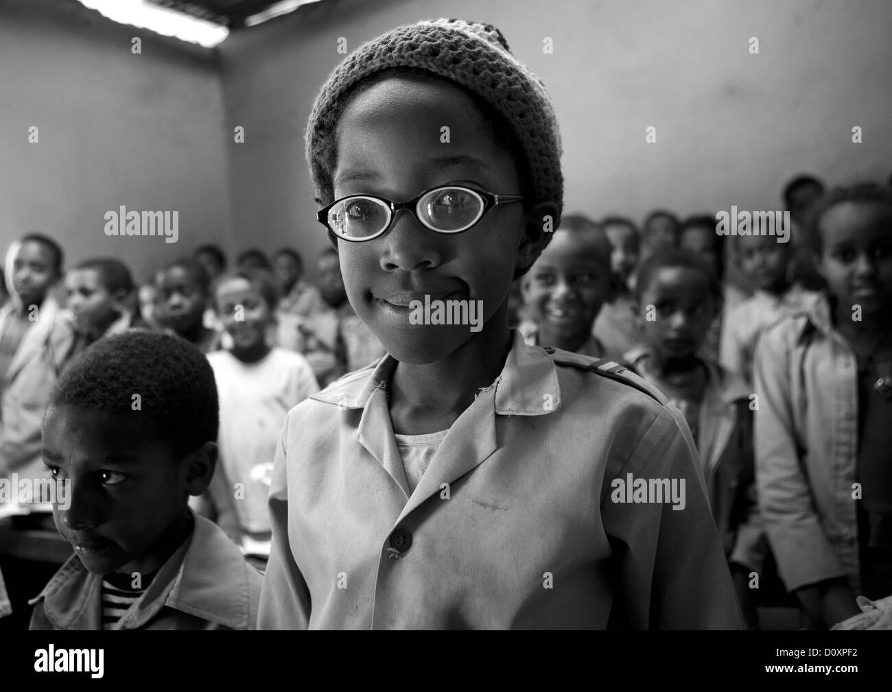 Kid Rasta avec verres épais dans sa classe à Shashemene Jamaican School, région d'Oromia, en Éthiopie Banque D'Images