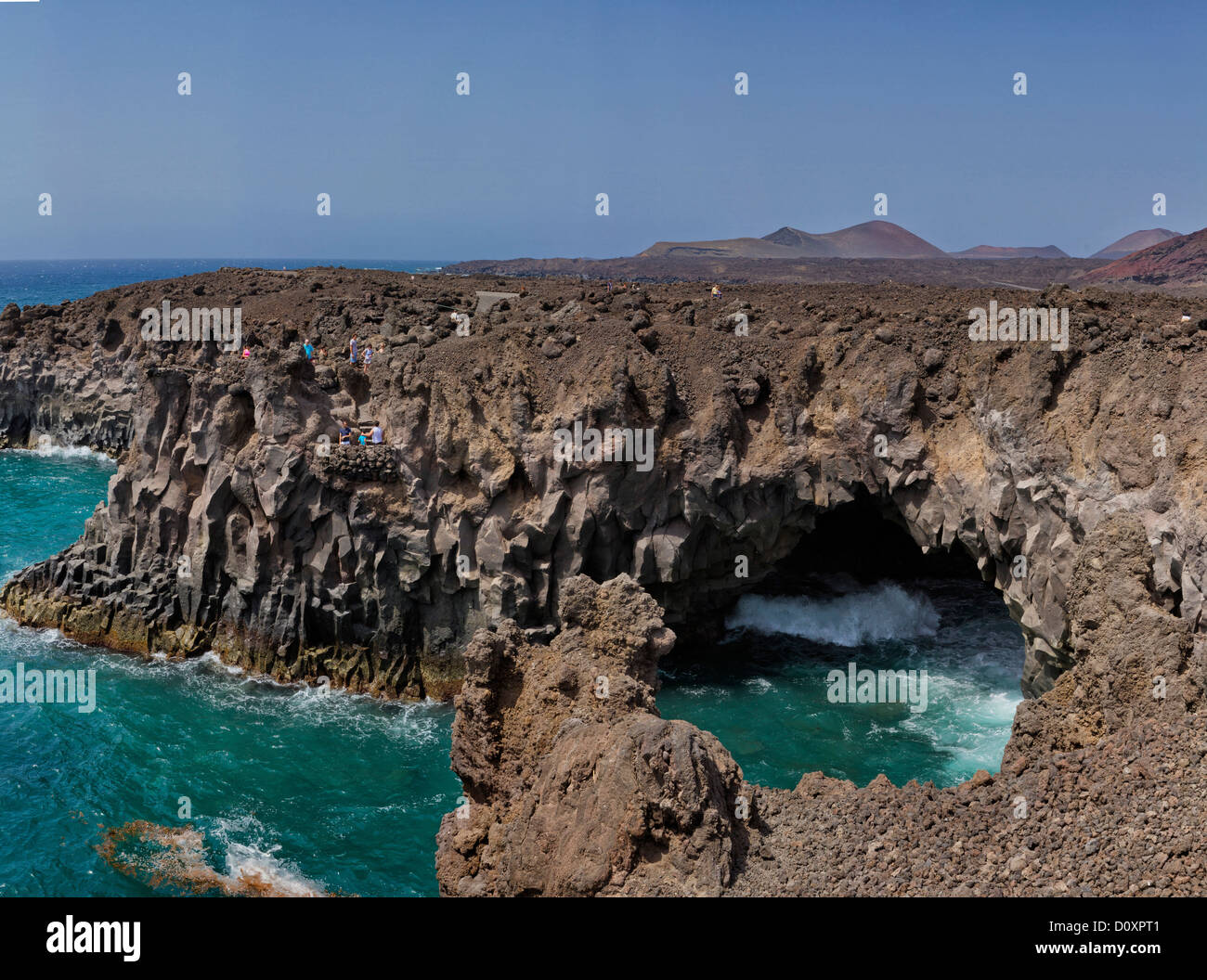 L'Espagne, Lanzarote, Los Hervideros, côte de lave, paysage, eau, été, montagne, mer, personnage, Canaries, Banque D'Images