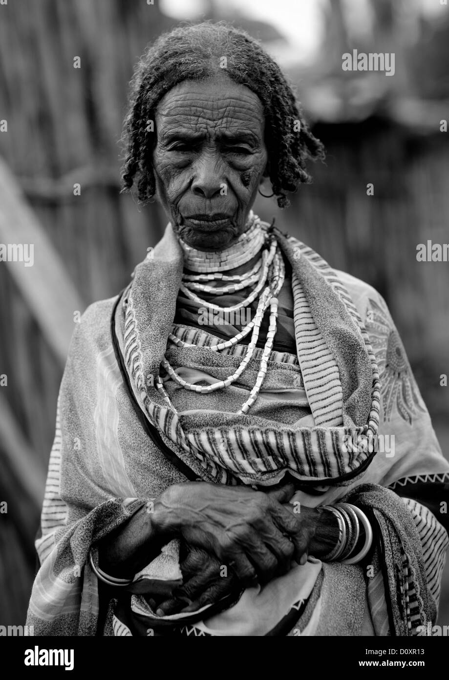 Portrait noir et blanc d'une vieille femme de la tribu Borana, Yabello, vallée de l'Omo, Ethiopie Banque D'Images