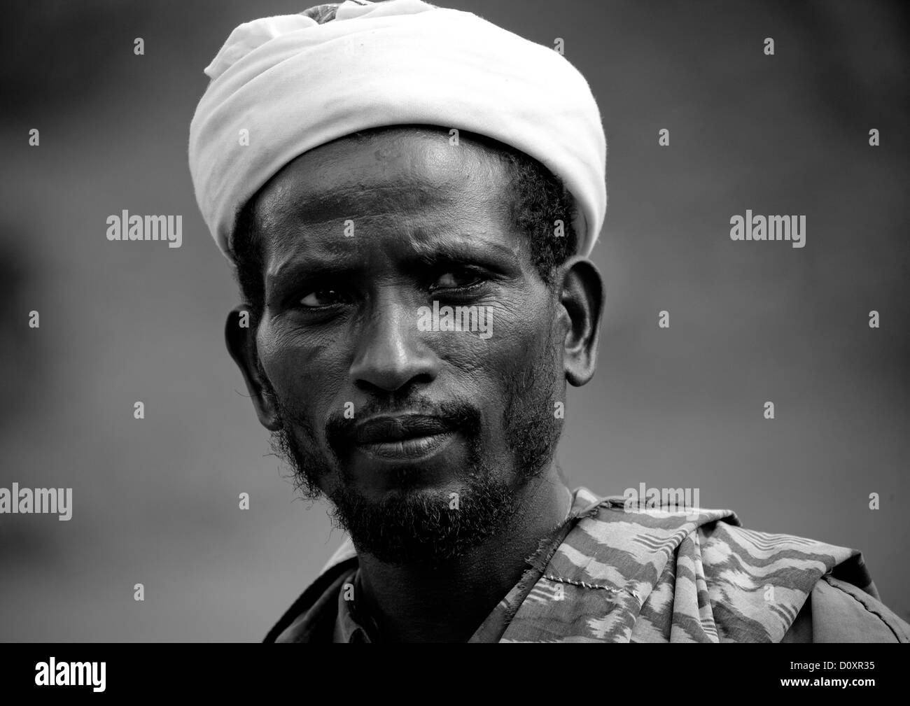 Portrait noir et blanc d'un homme de la tribu Borana, Yabello, vallée de l'Omo, Ethiopie Banque D'Images