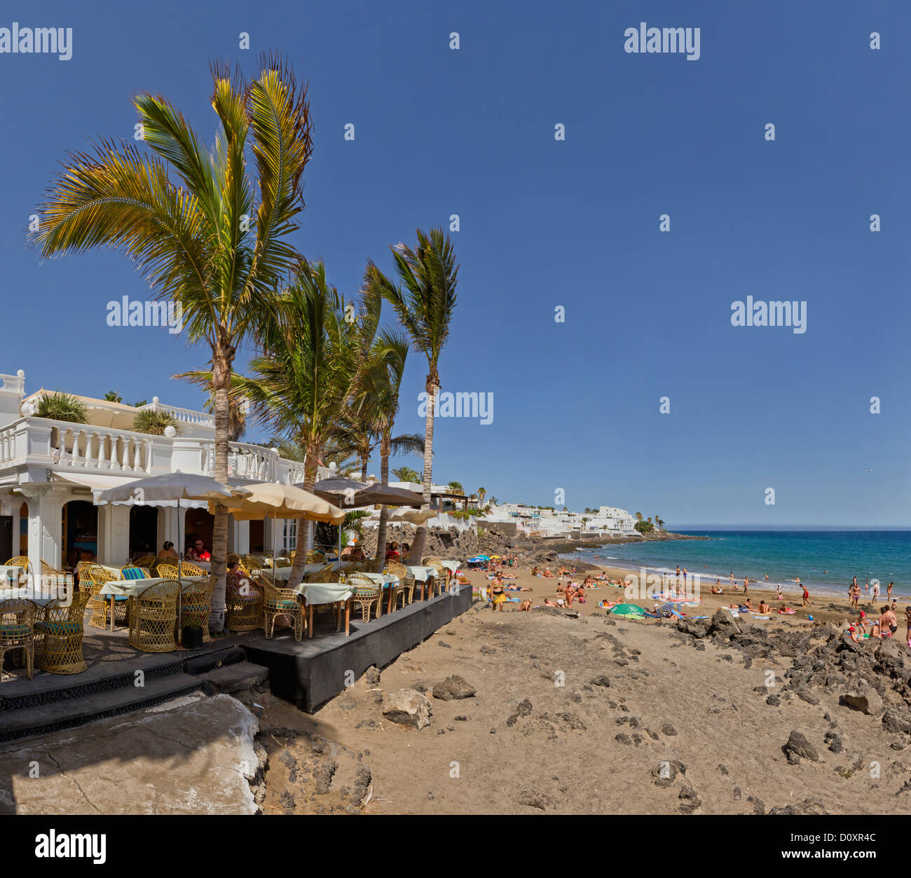 L'Espagne, Lanzarote, Puerto del Carmen, côté plage, café, ville, village, l'été, la plage, la mer, les gens, les îles Canaries, Banque D'Images